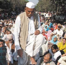 Farmer leader Mahender Singh Tikait and DPCC president Ram Babu Sharma at the Mahapanchayat in the Capital