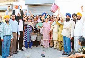 Residents of Basti Abdullapur accompanied by area councillor stage a dharna against shortage of water in Ludhiana