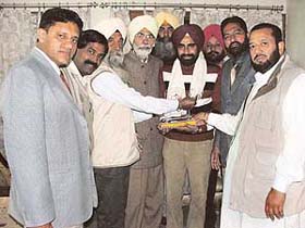 Mr Krishan Singh Bawa and other functionaries of the Bairagi Mahan Mandal felicitate Mr Gurdip Singh Pandher at a function in Ludhiana