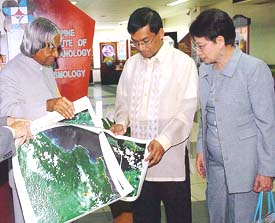 President A. P. J. Abdul Kalam presents photographs of the Philippines taken from an Indian satellite  to Renato Solidum, Director, Philippines Institute of Volcanology and Seismology, in Manila on Sunday.