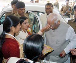 Lok Sabha Speaker Somnath Chatterjee is welcomed at the Bihar Legislative Assembly by staff members in Patna on Monday.