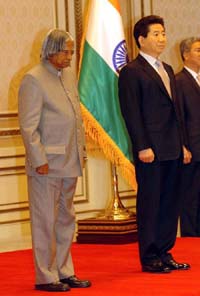 President APJ Abdul Kalam with his South Korean counterpart Roh Moo-Hyun during the ceremonial reception at Presidential Palace in Seoul on Tuesday. 