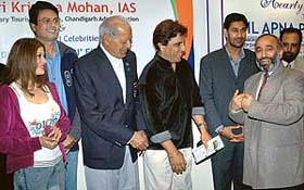 The cast of Dil Apna Punjabi, including Amar Noori, Kanwaljit, Dara Singh, Deep Dhillon and Manmohan Singh interact with Mr Gulshan Sharma, Director of ITFT, at the monthly interactive meeting of the Chandigarh Tourism Club in Chandigarh