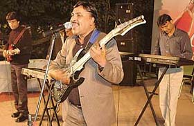 Naresh Jacob performs at the musical evening of Shammi Kapoor songs at Plaza Carnival, sponsored by The Tribune, in Chandigarh