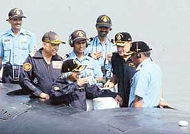 The President, Dr APJ Abdul Kalam, talks to Naval Chief Arun Prakash and crew on board submarine Sindhurakshak on Monday