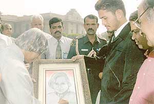 The President of India, Dr A.P.J. Kalam, receives his portrait drawn by Vijay Momi at Rashtrapati Bhavan in New Delhi.