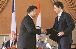 CMD of Indian Vishwapti Trivedi shakes hands with Vice-President, Airbus, (Marketing & Contracts) Kiran Rao