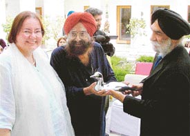 T. Sher Singh of the Centennial Foundation presents "Sewa Award 2006" to Khushwant Singh at Canada House in New Delhi on Monday