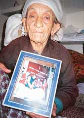 Kinkri Devi holds the photo in which the Jhansi Ki Rani Lakshmi Bai Stree Shakti Puraskar - 1999 was conferred on her by the then Prime Minister, Mr Atal Bihari Vajpayee, in 2001.
