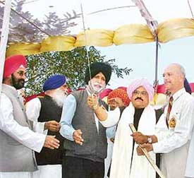 Mr Chhagan Rao Bhujbal, (second from right), PWD Minister, government of Maharashtra with the sword presented to him at Saini Sammelan in Chandigarh on Friday. Mr Harbhajan Singh Saini, Mr Gurnam Singh Derabassi, Mr Jaswant Singh and Mr Kamal Chaudhary are also seen in the picture.