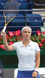 Russias Svetlana Kuznetsova salutes the crowd after beating Frances Amelie Mauresmo 7-6, 6-4 in the quarterfinal of the Dubai Open on Friday. 