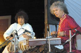 Ustaad Zakir Hussain and santoor maestro Shiv Kumar Sharma during a jugalbandi at Nehru Park in the Capital