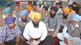 Unemployed ETT teachers at an emergency meeting at Chattar Singh Park, Ludhiana