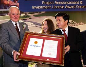 US giant chipmaker Intel Chairman Craig Barrett (left) receives the framed investment licence for the building of a $605 million semiconductor plant in Southern Vietnam