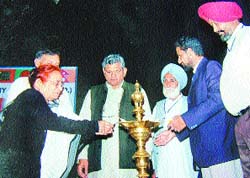 Nirmala Deshpande lighting a lamp at the inaugural session of the seminar on the problem of terrorism in South Asian countries, organised at Amritsar 