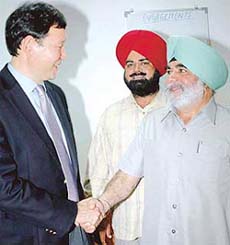 The Ambassador of Republic of Kazakhstan, Mr Kairat E. Umarov, with Mr Surinder Singh, Mayor, in Chandigarh