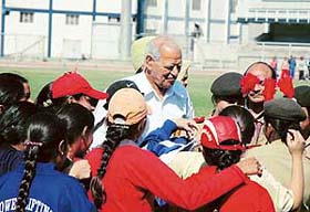 Ace wrestler Dara Singh chats with students of Master Tara Singh Memorial College for Women during its annual athletics meet at Guru Nanak Stadium in Ludhiana