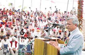 Chairman of the Commission for Agricultural Costs and Prices T. Haque addresses farmers at Punjab Agricultural University in Ludhiana on Thursday