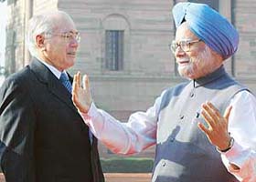 Dr Manmohan Singh interacts with Australian Prime Minister John Howard during an official welcoming ceremony at Rashtrapati Bhavan in New Delhi