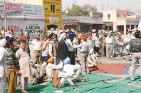 The Zila Bachao Sangharsh Samiti observed a bandh in Ropar in protest against the district status to Mohali