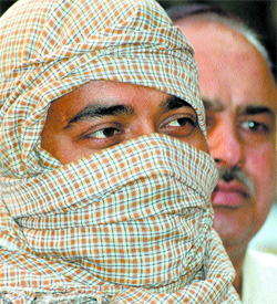 Dreaded criminal Raees Khan, a proclaimed offender in more than 50 cases in three states, in the custody of Delhi Police