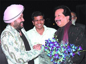 Daler Mehndi felicitating Pankaj Udhas for completing 25 years of singing and being conferred the Padam Shree
