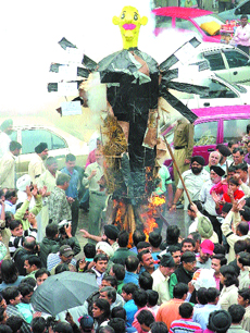 Traders and shopkeepers of Karol Bagh burn an effigy representing the government to protest against the sealing of shops in the Capital.