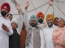 PPCC President Shamsher Singh Dullo waves to the crowd at Congress conference held at Anandpur Sahib on the occasion of Hola Mohalla