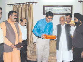 Mr Shiv Charan Lal Sharma, Sr. Deputy Mayor, Faridabad, greets Mr Deepender Hooda, MP, Rohtak on the occasion of Holi.