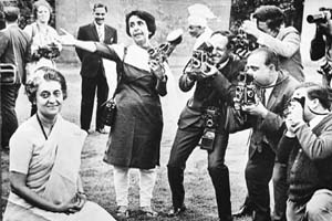 Homai Vyarawalla at a photo session with Indira Gandhi
