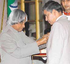 Dr K. K. Talwar from the PGI, Chandigarh, receives the Padma Bhushan award from President A.P.J. Abdul Kalam at the investiture ceremony in New Delhi on Monday.