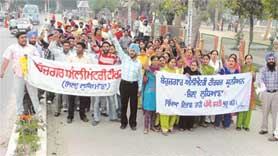 Unemployed ETT teachers stage a demonstration in Ludhiana on Monday.