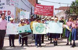 Students of Maharishi Dayanand Public School, Daria, hold an environment awareness rally 