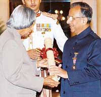 Mr R. K. Saboo receives the Padma Shri from the President of India, Dr A.P.J. Abdul Kalam, in New Delhi on Monday
