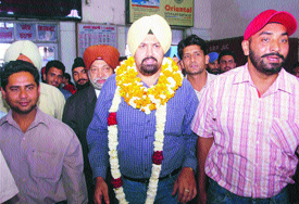 Shot putter Bahadur Singh being welcomed by players and coaches of the PAP Sports Centre at the railway station in Jalandhar on Tuesday, as he arrives from New Delhi after having received the Padma Shri on Monday.
