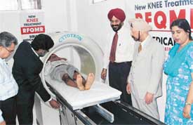 Dr R.V. Kumar demonstrates the working of Cytotron as Dr S.S. Sibia, Dr L.S. Chawla and Dr Harpreet Kaur Sibia look on