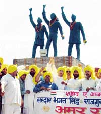 Activists of the Anti-Terrorist Front at a rally organised on the eve of the martyrdom day of Bhagat Singh, Rajguru and Sukhdev at the Jagraon bridge here on Wednesday