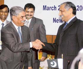 CBI Director Vijay Shankar shakes hands with Mr Tariq Parvez, Director-General of the Federal Investigation Agency of Pakistan (FIA), before a joint press conference after the second round of technical-level talks in New Delhi