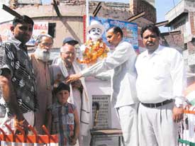 Executive Magistrate Mukesh Sharma garlands a statue of Shaheed Bhagat Singh at Ahmedgarh on Thursday