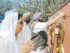 Capt Amarinder Singh, Chief Minister, Punjab, along with Deputy Chief Minister Rajinder Kaur Bhattal, pays tributes at Husainiwala
