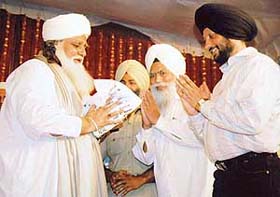 Mr Avtar Singh, Director, PCCPL, Dera Bassi honours Sai Makhdoom Syed Chan Pir Qadri, a Pakistani preacher at a function organised by the Guru Nanak Namlewa Society, Dera Bassi