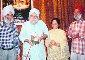 Renowned theatre personality Gursharan Singh (centre) releases Amritsar Da Rangmanch , a book written by Kewal Dhaliwal, in the city. 