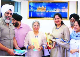 Dr Manmohan Singhs wife, Gursharan Kaur, releasing Ruh Punjab Di book in Amritsar. 
