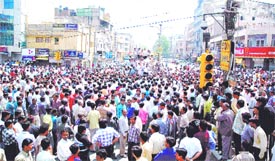 Traders blocked the Arya Samaj Road, Karol Bagh, against the sealing of shops in residential areas in the Capital on Thursday