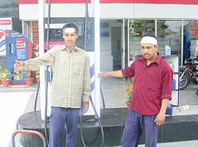 Praveen and Dinesh narrate the incident of robbery bid at the Sector 52-B petrol station in Chandigarh