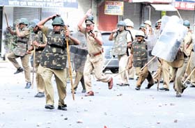 Riot policemen charge in fury at traders protesting against the MCDs shop-sealing drive