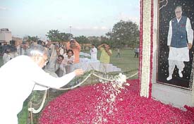 Haryana Chief Minister Bhupinder Singh Hooda pays homage to former minister Om Prakash Jindal on his first death anniversary at Kurukshetra on Saturday. 