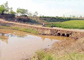 The bridge that has been built by residents of 25 villages over the Jassowal drain at Kanya Hussaini in Ludhiana district