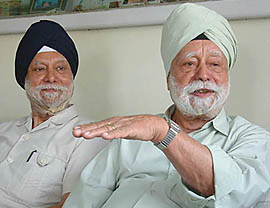 Bharpur Singh, who was an eyewitness to the Jallianwala Bagh massacre, along with his son S.S. Kanwar in Amritsar on Monday.