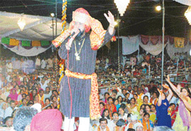 Lakhwinder Lakkha performs at the Mansa Devi temple on the occasion of Navratras on Sunday in Panchkula.